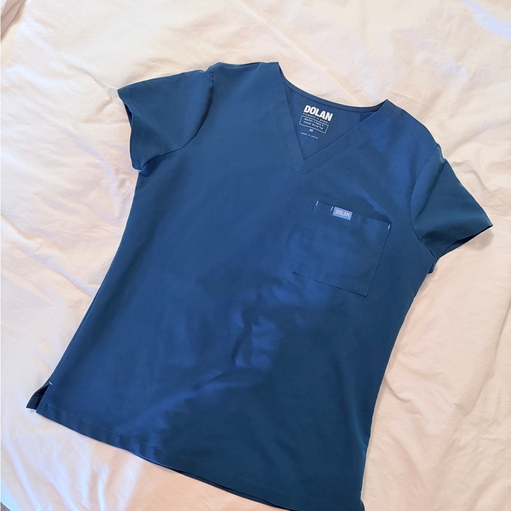 Dolan Mayfair V-Neck 3 Pocket Scrub Top in Caribbean Blue! Size XS